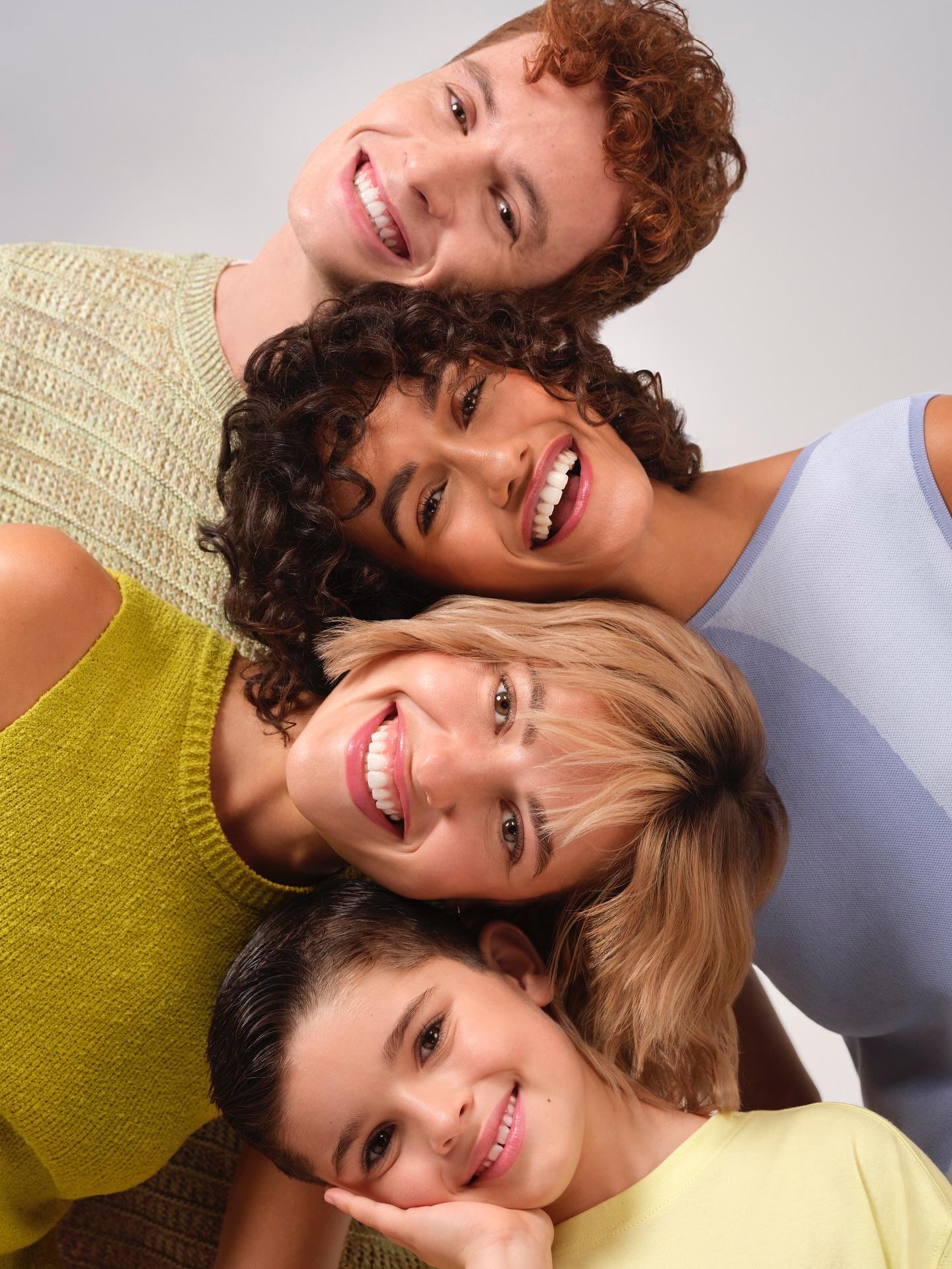 ✨ Time to Shine ✨

Peu importe votre type de cheveux, chez , vous serez toujours accueilli avec le sourire 😄

Des coiffeurs à l’écoute, des prestations accessibles et une bonne dose de bonne humeur 💛

Trouvez votre salon en bio !