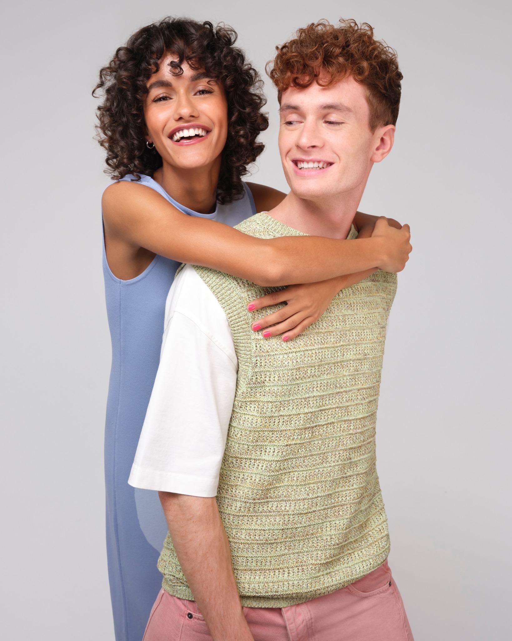 ✨ Time to Shine ✨

Des looks qui respirent la joie, des boucles pleines de vie, et des sourires qui en disent long 

💫Un duo solaire, une complicité éclatante… et des cheveux au top !

Direction nos salons pour un look à votre image ✂️