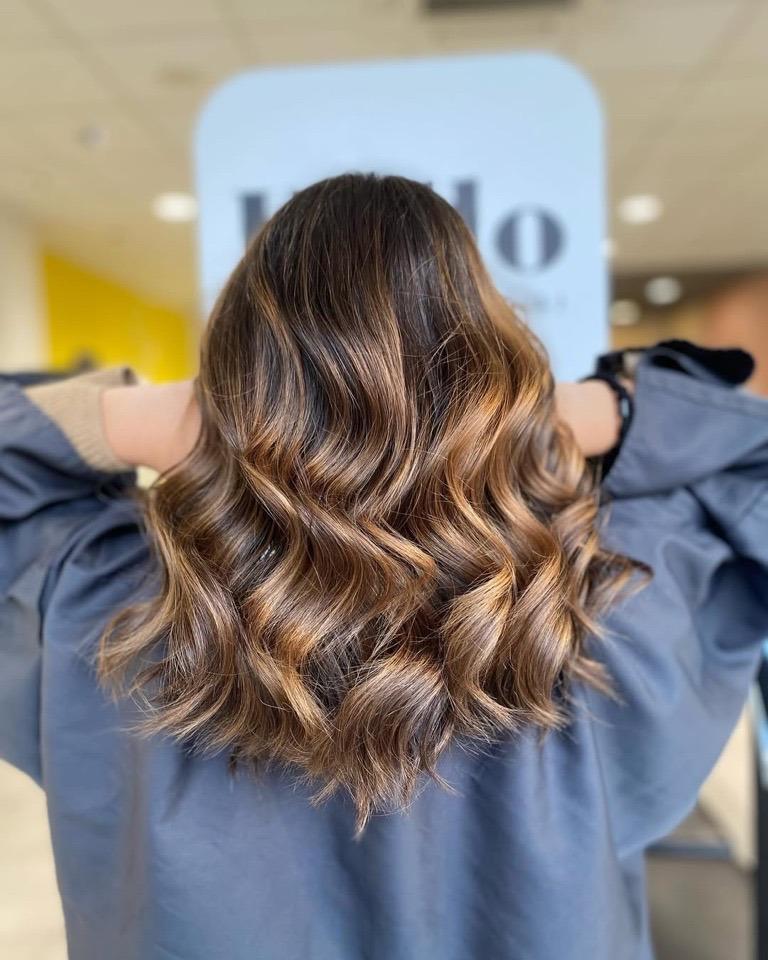 La réalisation d’un balayage classique made in  qui apporte lumière, profondeur et nuance à la chevelure ✨

Un résultat chaleureux, naturel, au fini brillant qui sublime la couleur d’origine 💫

Envie d’illuminer votre look ? Retrouvez le lien de nos salons dans la bio ! 💇‍♀️

Bravo à @coiffandcoanglet pour cette sublime réalisation !