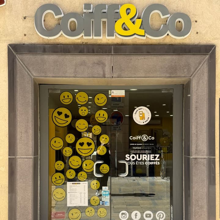 SOURIEZ, vous êtes coiffés